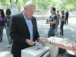 Fernando Guzmán emite su voto en un ejercicio interno realizado en el ITESO.  /