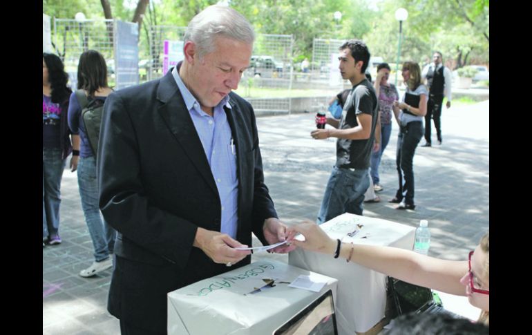 Fernando Guzmán emite su voto en un ejercicio interno realizado en el ITESO.  /