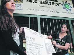 Padres exponen carteles para mostras su inconformidad por el actuar del director de la Escuela Primaria 19 'Niños Héroes'.  /