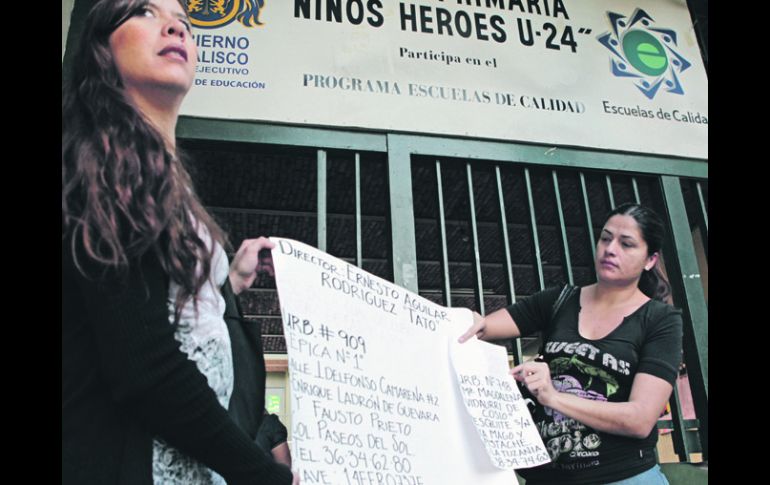 Padres exponen carteles para mostras su inconformidad por el actuar del director de la Escuela Primaria 19 'Niños Héroes'.  /