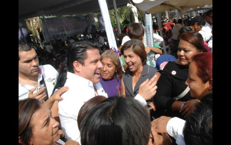 El candidato convivió con madres de familia del municipio de Tlajomulco de Zúñiga, con motivo del Día de las Madres. ESPECIAL  /