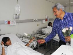 Alberto Cárdenas realizó un recorrido por el hospital en donde obsequió rosas a pacientes, enfermeras y empleadas. ESPECIAL  /