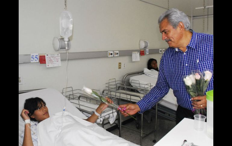 Alberto Cárdenas realizó un recorrido por el hospital en donde obsequió rosas a pacientes, enfermeras y empleadas. ESPECIAL  /