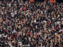 Más de 90 mil personas esperan ansiosas la aparición de Paul McCartney en la Plaza de la Constitución. NTX  /