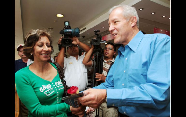 Fernando Guzmán durante un recorrido por el Centro Joyero se pronunció en contra de las amenazas que recibió Castañeda.  /