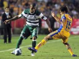 Acción del partido entre Tigres Y Santos, Suárez del Santos (izq) trata de quitarse la marca de Viniegra. EFE  /