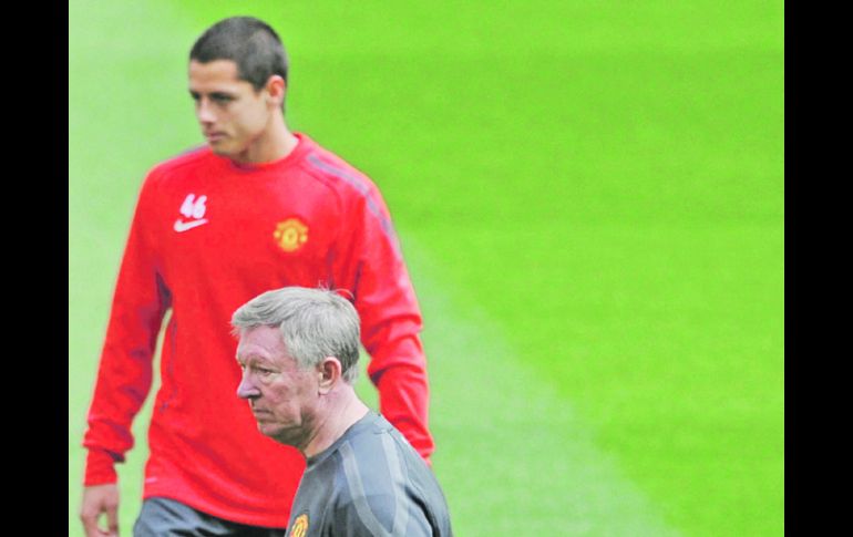 Alex Ferguson y Javier Hernández, durante uno de los entrenamientos con el Manchester United.GETTY IMAGES SPORT  /