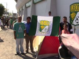 Los seguidores del equipo dicen que la pasión por los Panzas Verdes los tiene formados a las afueras del Estadio León.  /