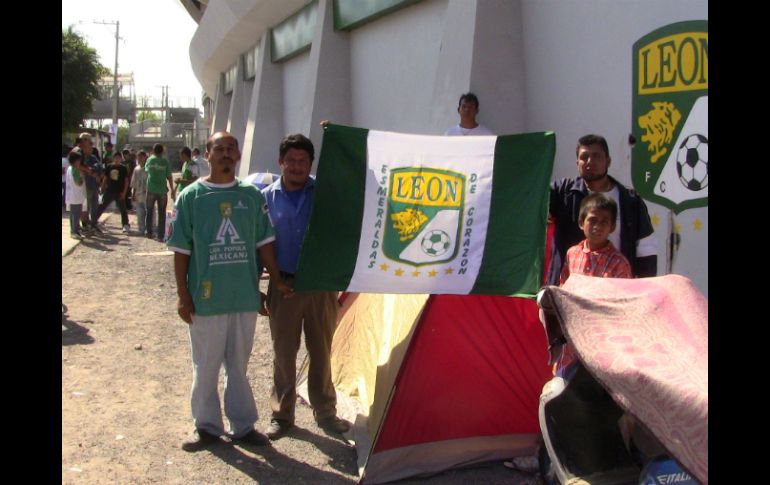 Los seguidores del equipo dicen que la pasión por los Panzas Verdes los tiene formados a las afueras del Estadio León.  /