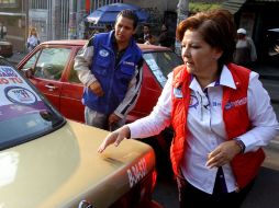 Isabel Miranda de Wallace pegó calcomanías en los autos de sus simpatizantes. NTX  /