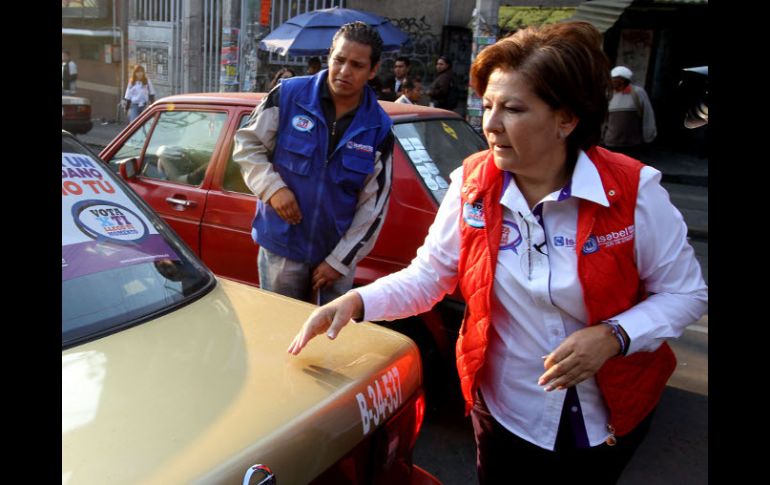 Isabel Miranda de Wallace pegó calcomanías en los autos de sus simpatizantes. NTX  /