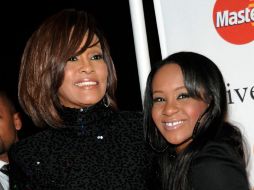 Imagen de Whitney Houston con su hija Bobbi Kristina, quien participará en el show. AP  /