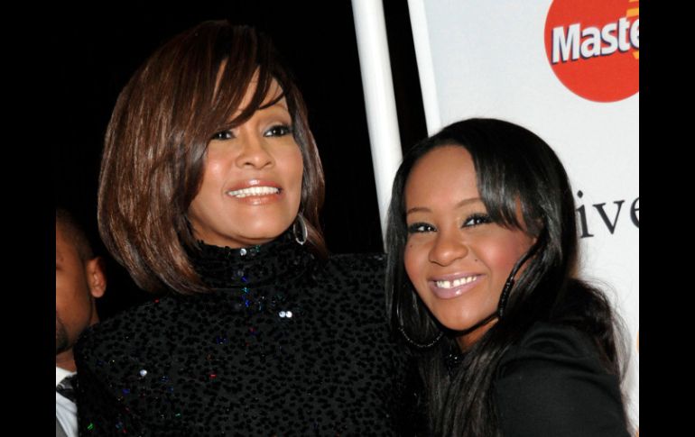 Imagen de Whitney Houston con su hija Bobbi Kristina, quien participará en el show. AP  /