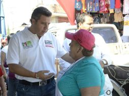 Alfredo Barba y candidatos a diputados realizaron un recorrido por el tienaguis de la colonia y dialogaron con la gente. ESPECIAL  /