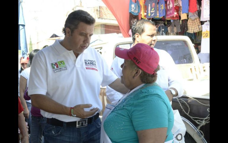 Alfredo Barba y candidatos a diputados realizaron un recorrido por el tienaguis de la colonia y dialogaron con la gente. ESPECIAL  /