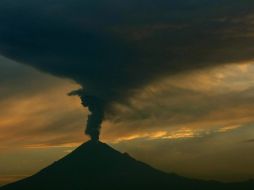 Vista del volcán Popocatépetl hoy, viernes 11 de mayo de 2012, desde la ciudad de San Andrés Cholula. EFE  /