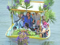 Josefina Vázquez Mota se subió a una lancha junto al candidato a la gubernatura, Fernando  Guzmán Pérez Peláez, en Jocotepec.  /