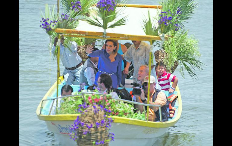 Josefina Vázquez Mota se subió a una lancha junto al candidato a la gubernatura, Fernando  Guzmán Pérez Peláez, en Jocotepec.  /