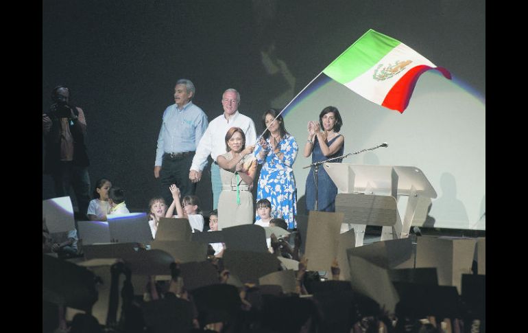 Los candidatos Alberto Cárdenas (izquierda), Fernando Guzmán y Maricarmen Mendoza (de azul), acompañaron a Vázques Mota.  /