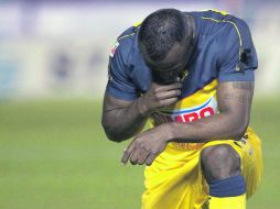 Christian Benítez se persignó antes de iniciar el partido de ida ante Rayados, disputado el miércoles en el Azteca. MEXSPORT  /