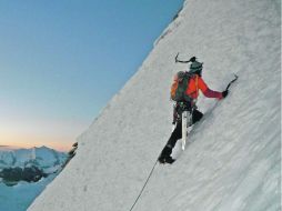 Carlos Petersen escala la pared Norte del Artesonraju (6,025 msnm), detrás, el amanecer en la Cordillera Blanca, Perú.  /