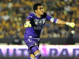 El veterano guardameta Oswaldo Sánchez celebra una anotación de su equipo ante Tigres, en el paritdo de ida. EFE  /