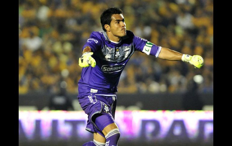 El veterano guardameta Oswaldo Sánchez celebra una anotación de su equipo ante Tigres, en el paritdo de ida. EFE  /