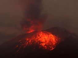 Imagen de los momentos en el que el volcán arrojando material incandescente y varias fumarolas con ceniza. NOTIMEX  /