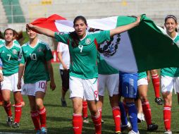 Natalie Rivas celebra con la bandera el boleto al Mundial femenil de la FIFA Sub-17. MEXSPORT  /