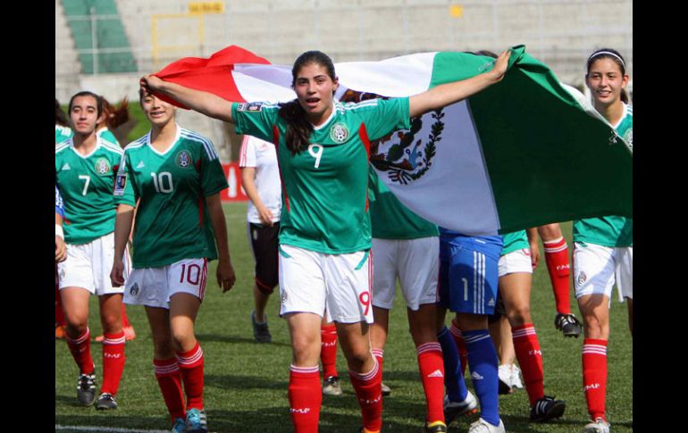 Natalie Rivas celebra con la bandera el boleto al Mundial femenil de la FIFA Sub-17. MEXSPORT  /