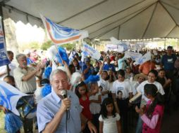 Fernando Guzmán se comprometió a restaurar las carreteras del municipio. ESPECIAL  /