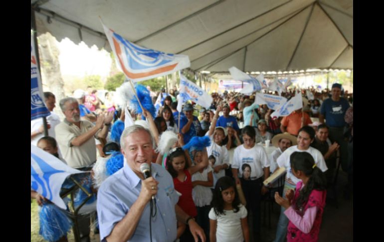 Fernando Guzmán se comprometió a restaurar las carreteras del municipio. ESPECIAL  /