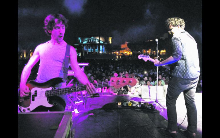 Desde Montreal llegó a la Plaza de la Liberación el grupo Suuns, que montó anoche un concierto al aire libre.  /