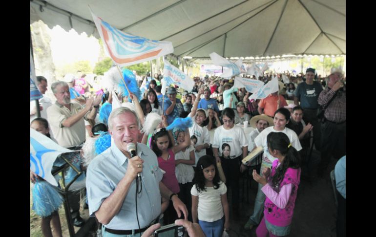 Fernando Guzmán escuchó las demandas de los habitantes de Valle de Juárez. ESPECIAL  /