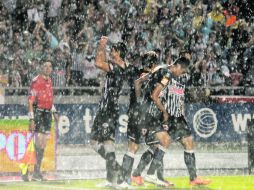 Los Rayados festejan el pase a la final bajo el torrencial aguacero que cayó anoche en la Sultana del Norte. MEXSPORT  /