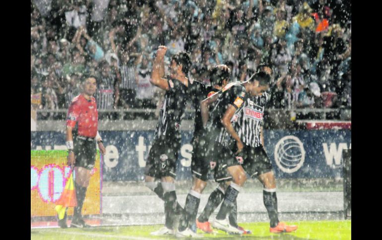 Los Rayados festejan el pase a la final bajo el torrencial aguacero que cayó anoche en la Sultana del Norte. MEXSPORT  /