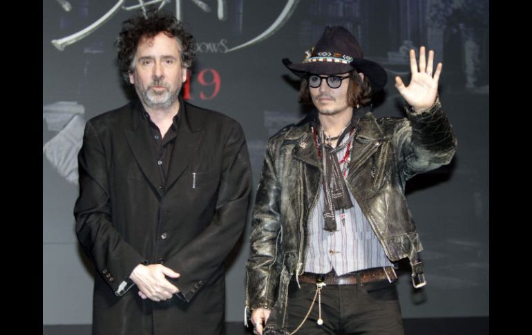 Johnny Depp y el director  Tim Burton (izda) ofrecen una rueda de prensa para promocionar su última película Dark Shadows. EFE  /