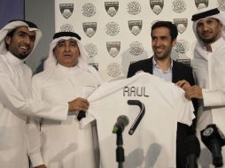 Raúl gonzález posa con la playera y los directivos de su nuevo equipo. EFE  /