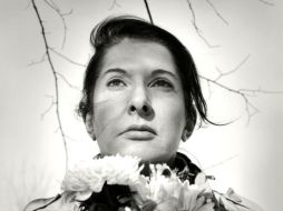 Marina Abramović en un retrato títulado 'Portrait with Flowers'. ESPECIAL  /