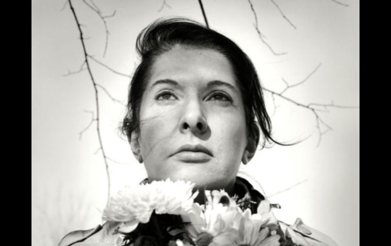 Marina Abramović en un retrato títulado 'Portrait with Flowers'. ESPECIAL  /