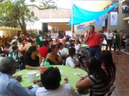 Vecinos y simpatizantes le organizaron a Barba Mariscal una comida en el lugar. ESPECIAL  /