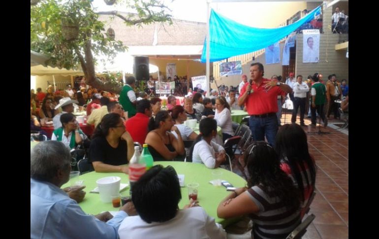 Vecinos y simpatizantes le organizaron a Barba Mariscal una comida en el lugar. ESPECIAL  /