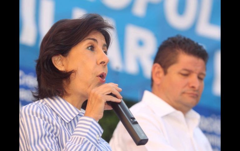 La candidata del PAN a la alcaldía zapopana, Maricarmen Mendoza, realizó un recorrido por el tianguis de la colonia. ARCHIVO  /