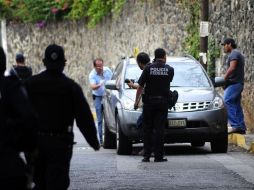 Autoridades en la escena del crimen. El cuerpo del periodista aparentemente no tenía huellas de impacto de bala. EL UNIVERSAL  /