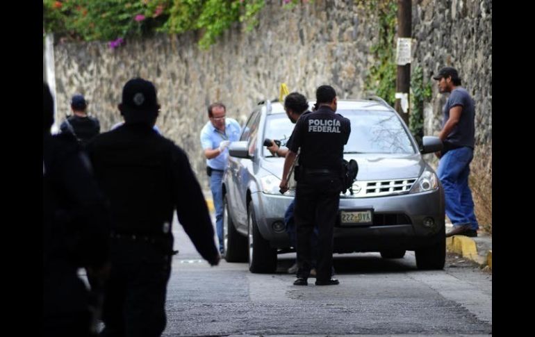 Autoridades en la escena del crimen. El cuerpo del periodista aparentemente no tenía huellas de impacto de bala. EL UNIVERSAL  /