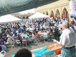 Guzmán visitó varias comunidades en el Sur de Jalisco; indígenas de Tuxpan le hicieron regalos tradicionales.ESPECIAL  /