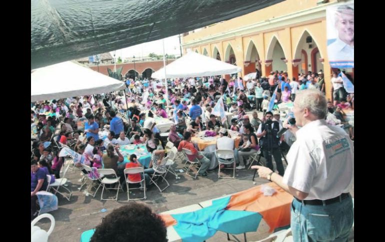 Guzmán visitó varias comunidades en el Sur de Jalisco; indígenas de Tuxpan le hicieron regalos tradicionales.ESPECIAL  /