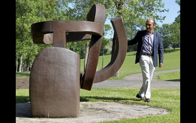 Luis, hijo de Eduardo Chillida, presentó las actividades conmemorativas del décimo aniversario de la muerte del escultor vasco. EFE  /