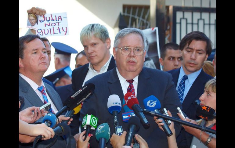 El embajador estadounidense en Ucrania, John Tefft (c), habla con la prensa al salir del hospital de Kharkiv, Ucrania. EFE  /