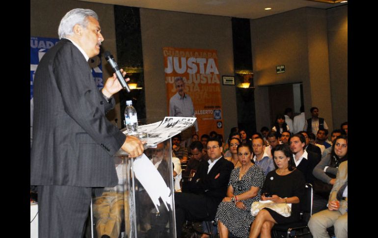 Alberto Cárdenas, señaló cada uno de los cinco ejes de su oferta electoral. ESPECIAL  /